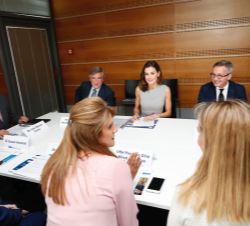 Doña Letizia durante la reunión de trabajo de la UICC
